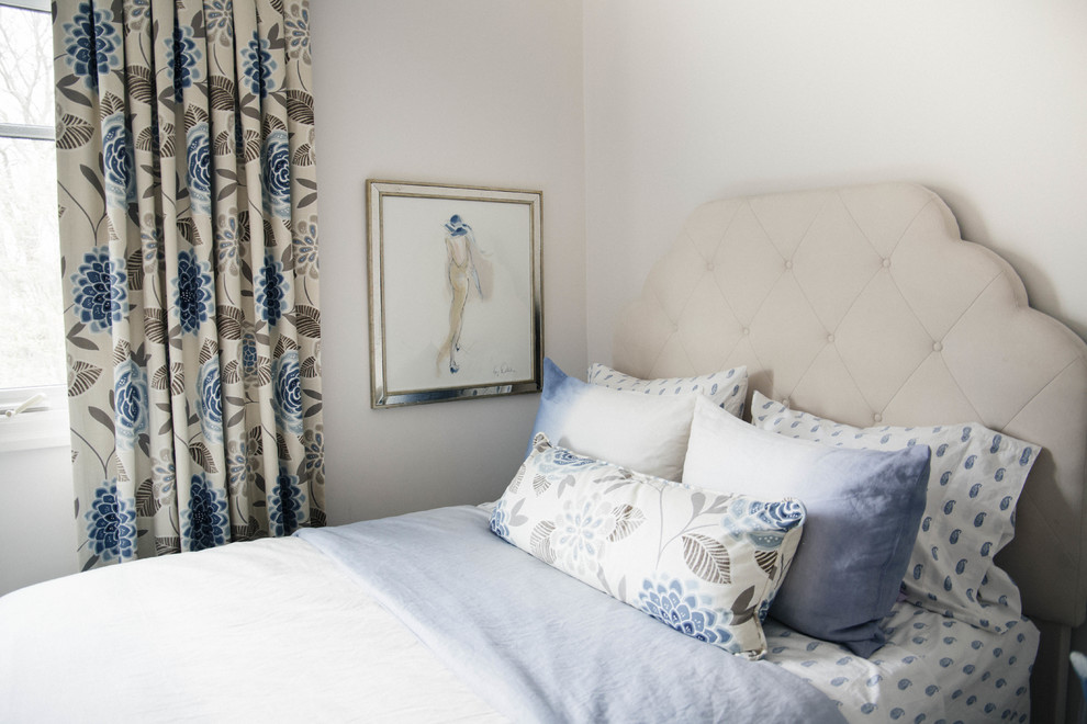 トロントにある小さなトランジショナルスタイルのおしゃれな客用寝室 (ベージュの壁、カーペット敷き、ベージュの床) のインテリア