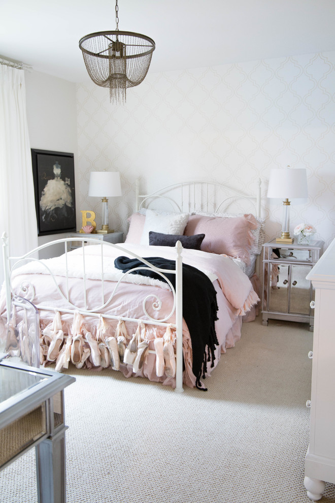 Modelo de habitación de invitados tradicional renovada pequeña con paredes beige, moqueta y suelo beige