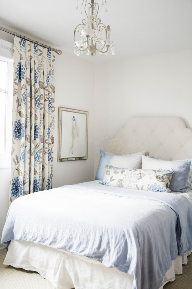 トロントにある小さなトランジショナルスタイルのおしゃれな客用寝室 (ベージュの壁、カーペット敷き、ベージュの床)