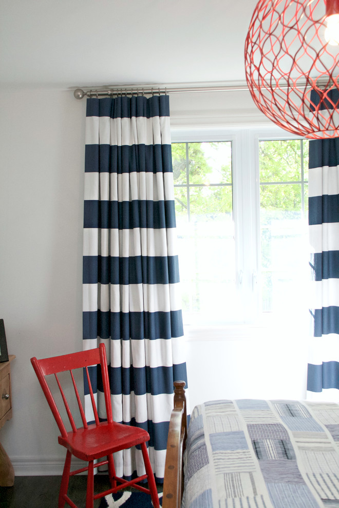 Ejemplo de habitación de invitados actual pequeña con paredes azules y suelo de madera en tonos medios