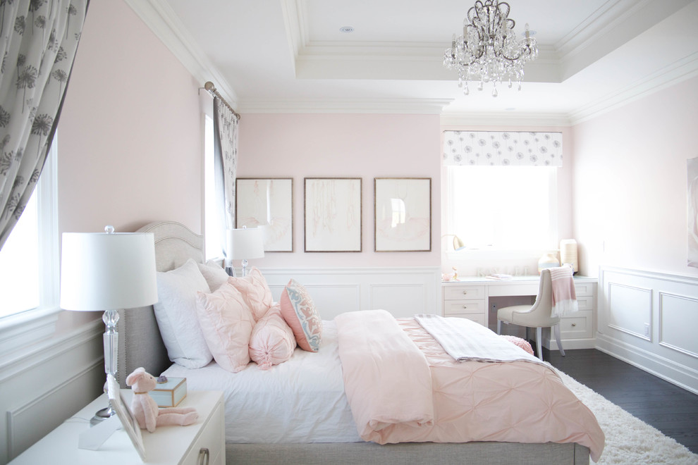 トロントにある広いトラディショナルスタイルのおしゃれな客用寝室 (ピンクの壁、濃色無垢フローリング、茶色い床) のインテリア