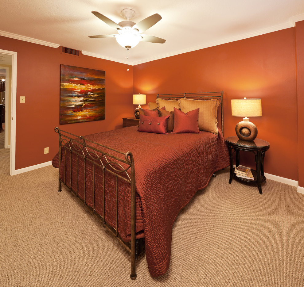 Foto de habitación de invitados clásica de tamaño medio sin chimenea con paredes rojas, moqueta y suelo beige
