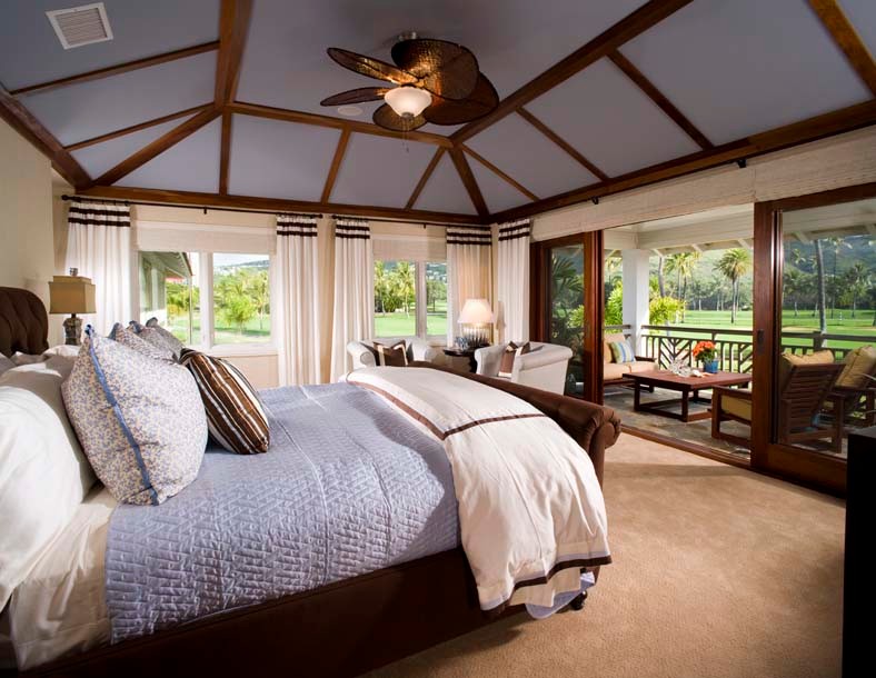 Esempio di una camera da letto tropicale con pareti beige e moquette