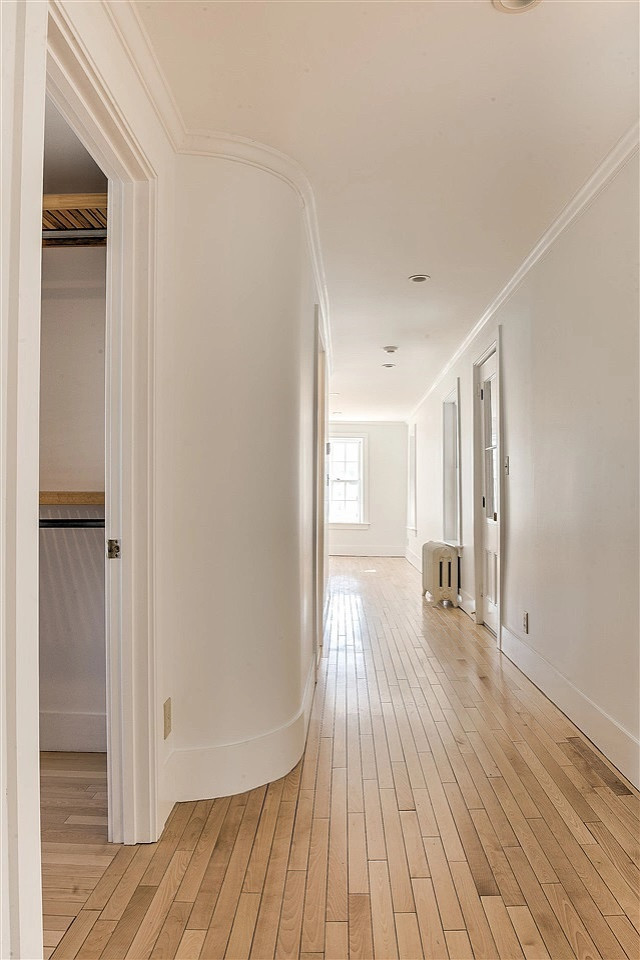 Foto de dormitorio principal clásico extra grande con paredes grises, suelo de madera clara, todas las chimeneas, marco de chimenea de ladrillo y suelo marrón