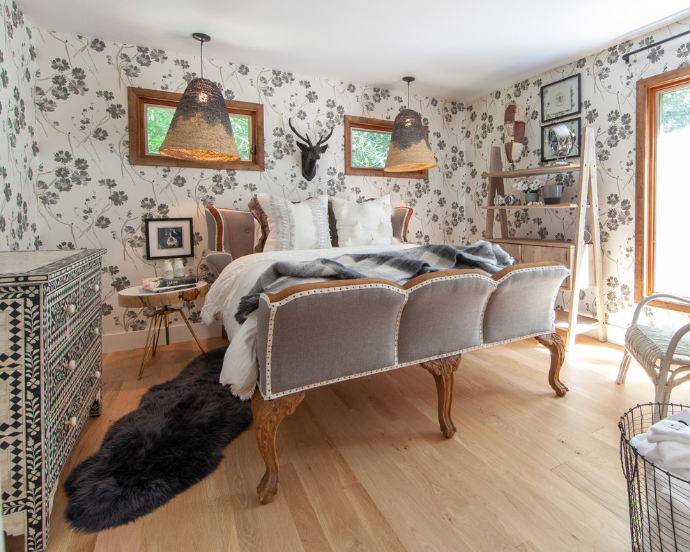 Immagine di una camera da letto country con pareti grigie, parquet chiaro e pavimento beige