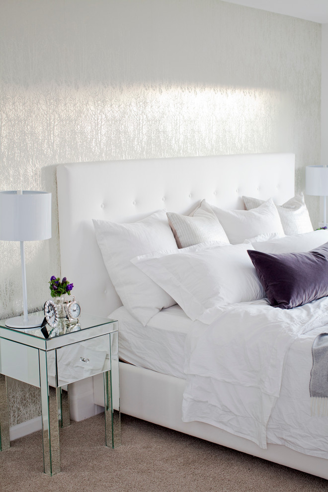 Стильный дизайн: хозяйская спальня в стиле неоклассика (современная классика) с белыми стенами и ковровым покрытием - последний тренд