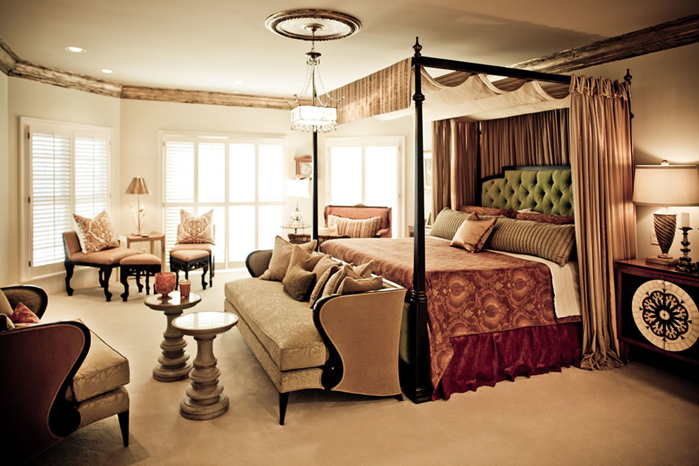 На фото: огромная хозяйская спальня в классическом стиле с бежевыми стенами, ковровым покрытием, стандартным камином и фасадом камина из камня