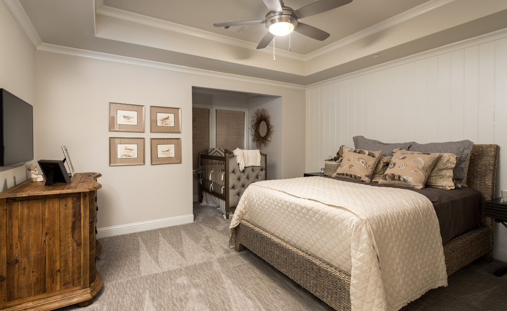 Ejemplo de habitación de invitados tradicional renovada sin chimenea con paredes beige, moqueta y suelo marrón