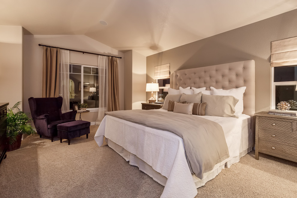 Klassisches Schlafzimmer mit grauer Wandfarbe und Teppichboden in Denver