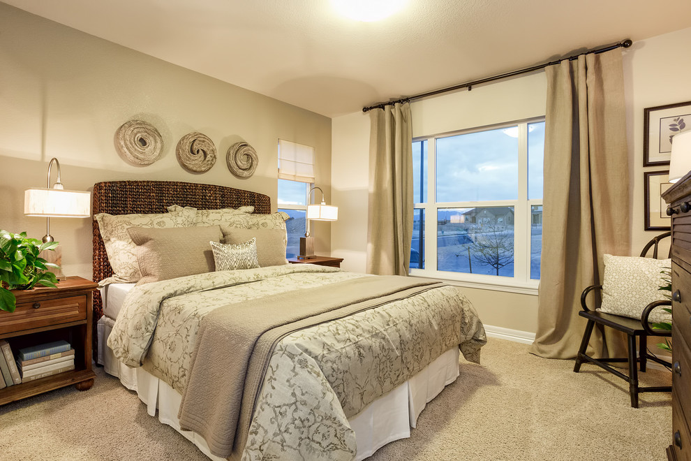 Свежая идея для дизайна: спальня в классическом стиле с бежевыми стенами и ковровым покрытием - отличное фото интерьера