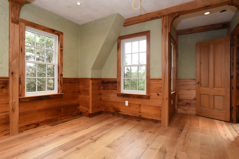 Inspiration för mellanstora amerikanska gästrum, med gröna väggar, ljust trägolv och beiget golv