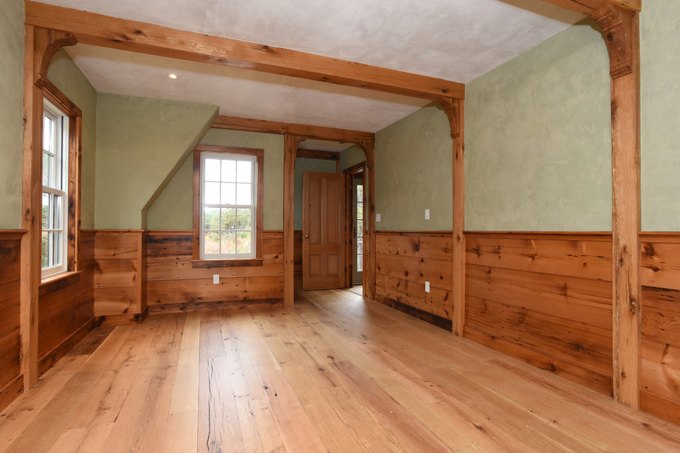 Inspiration pour une chambre d'amis craftsman de taille moyenne avec un mur vert, parquet clair, aucune cheminée et un sol beige.