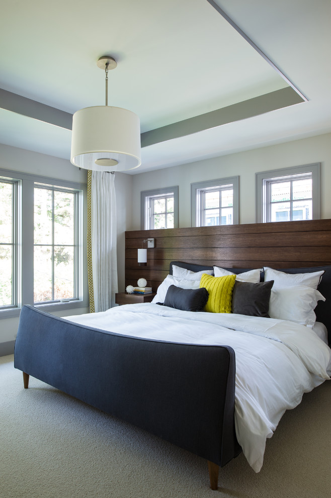 Идея дизайна: хозяйская спальня среднего размера в стиле неоклассика (современная классика) с серыми стенами, ковровым покрытием и бежевым полом без камина