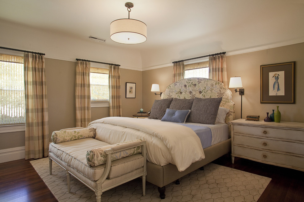 Idee per una camera da letto tradizionale con pareti beige e parquet scuro