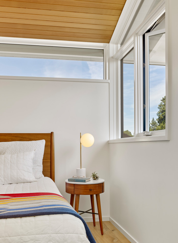 Источник вдохновения для домашнего уюта: спальня в стиле ретро с белыми стенами, паркетным полом среднего тона и коричневым полом