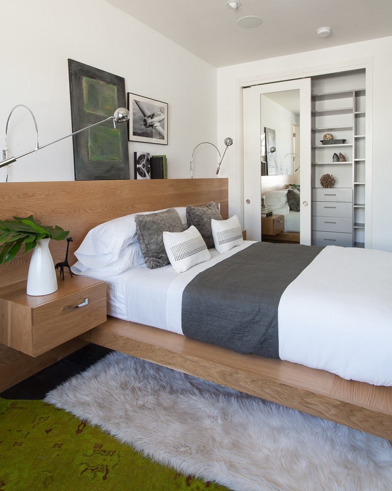Стильный дизайн: гостевая спальня (комната для гостей) в современном стиле с белыми стенами и темным паркетным полом - последний тренд