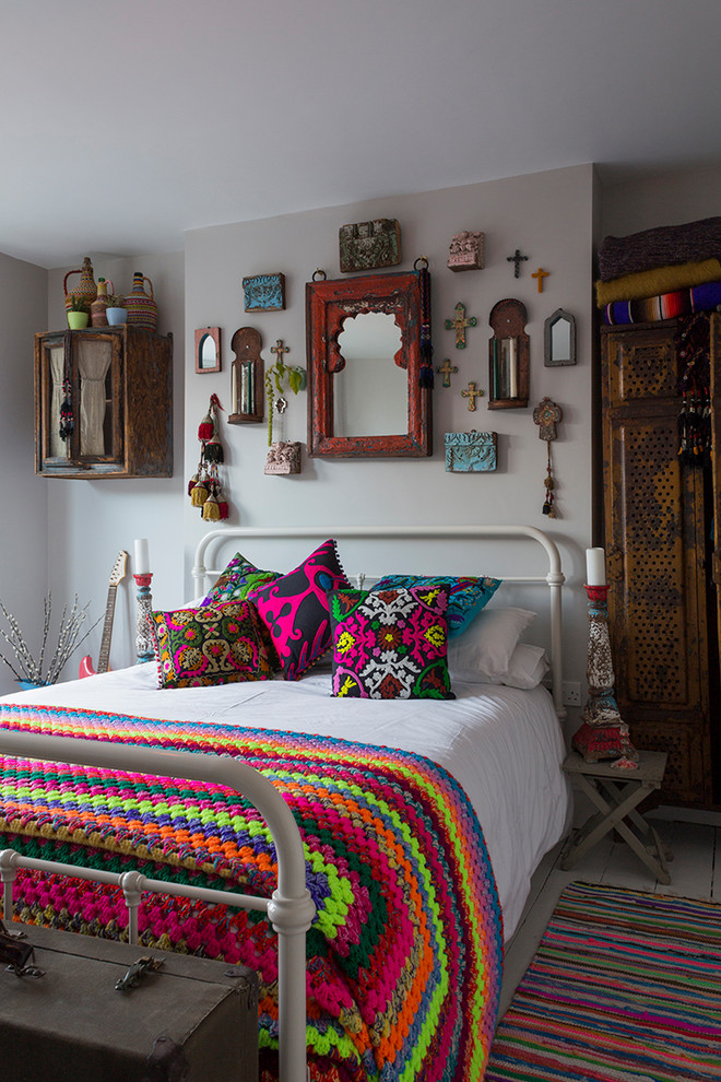 Свежая идея для дизайна: спальня среднего размера в стиле фьюжн с серыми стенами, деревянным полом и белым полом - отличное фото интерьера