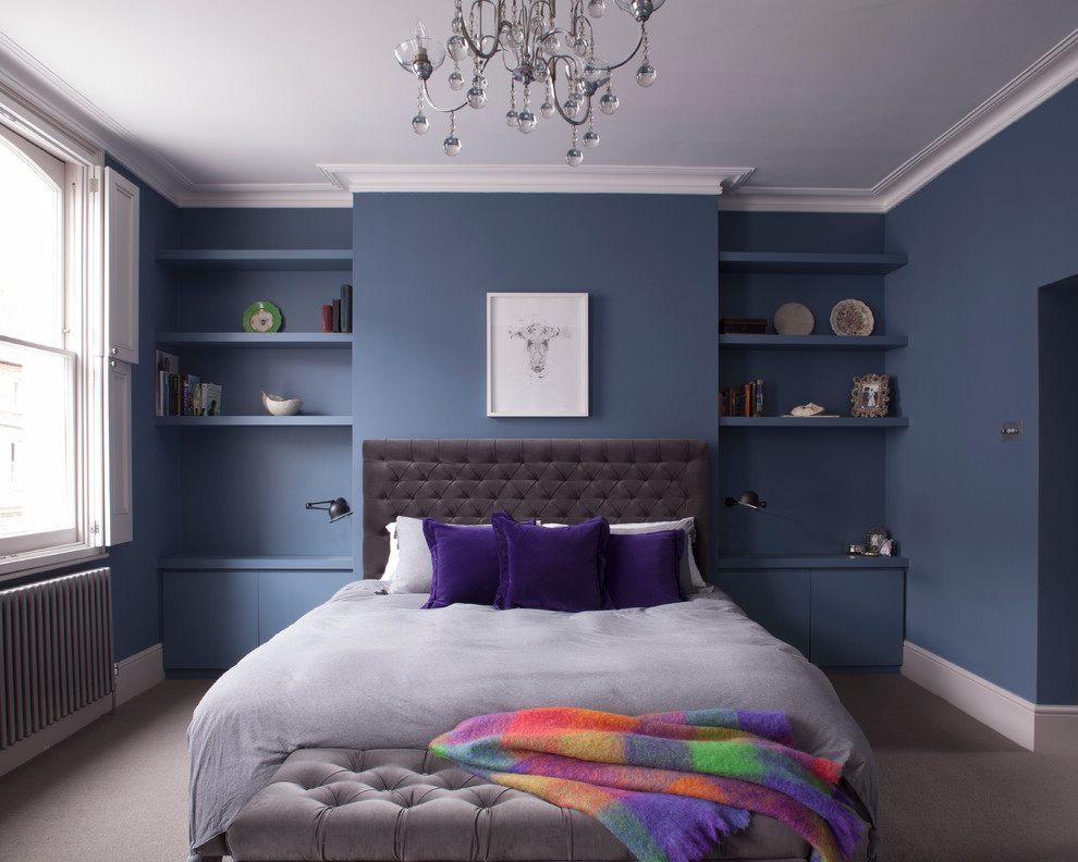ロンドンにあるコンテンポラリースタイルのおしゃれな寝室 (青い壁、カーペット敷き、グレーの床) のレイアウト