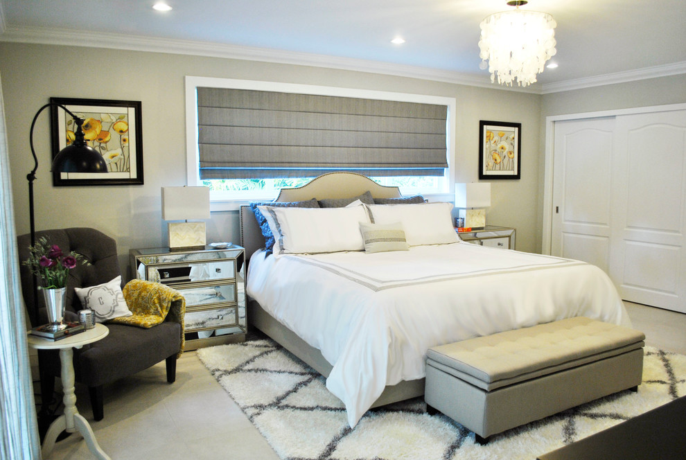 マイアミにある中くらいなトランジショナルスタイルのおしゃれな主寝室 (グレーの壁、セラミックタイルの床) のレイアウト