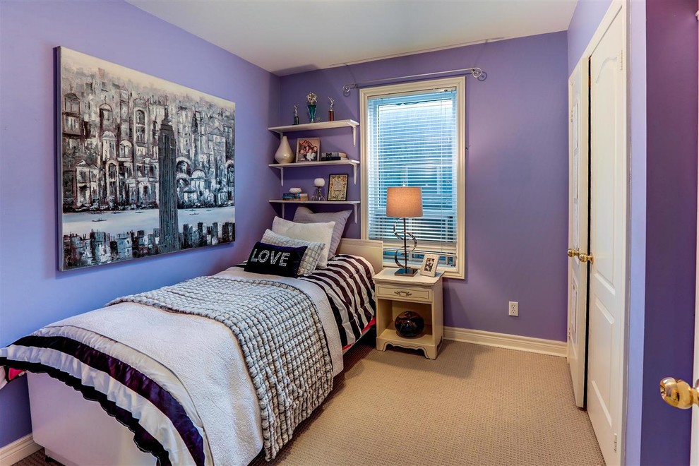 トロントにある小さなトランジショナルスタイルのおしゃれな客用寝室 (紫の壁、カーペット敷き、暖炉なし) のレイアウト