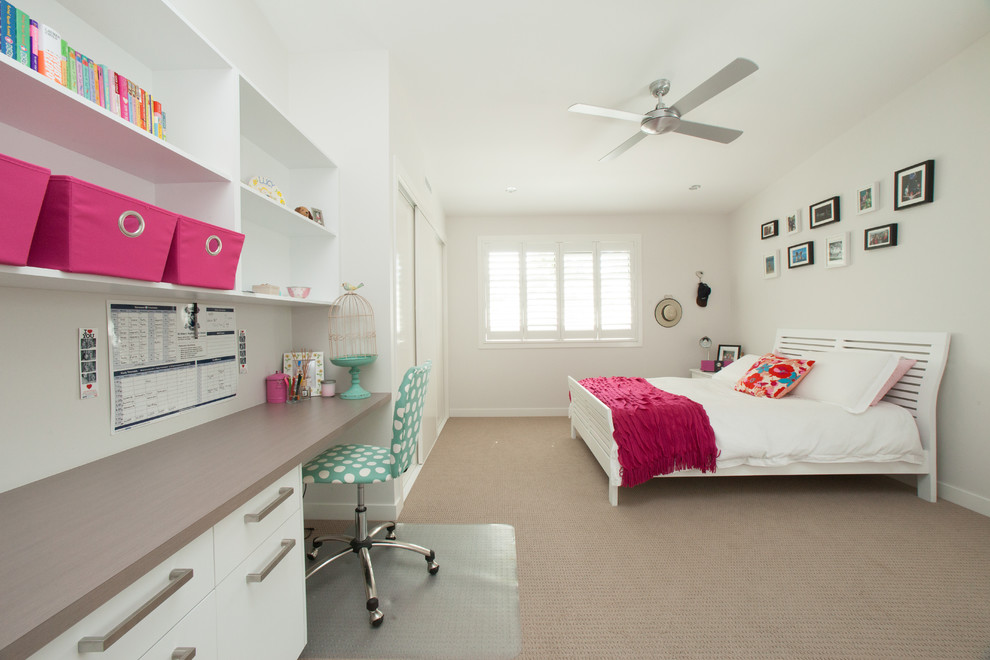 Пример оригинального дизайна: спальня в современном стиле с белыми стенами, ковровым покрытием и рабочим местом