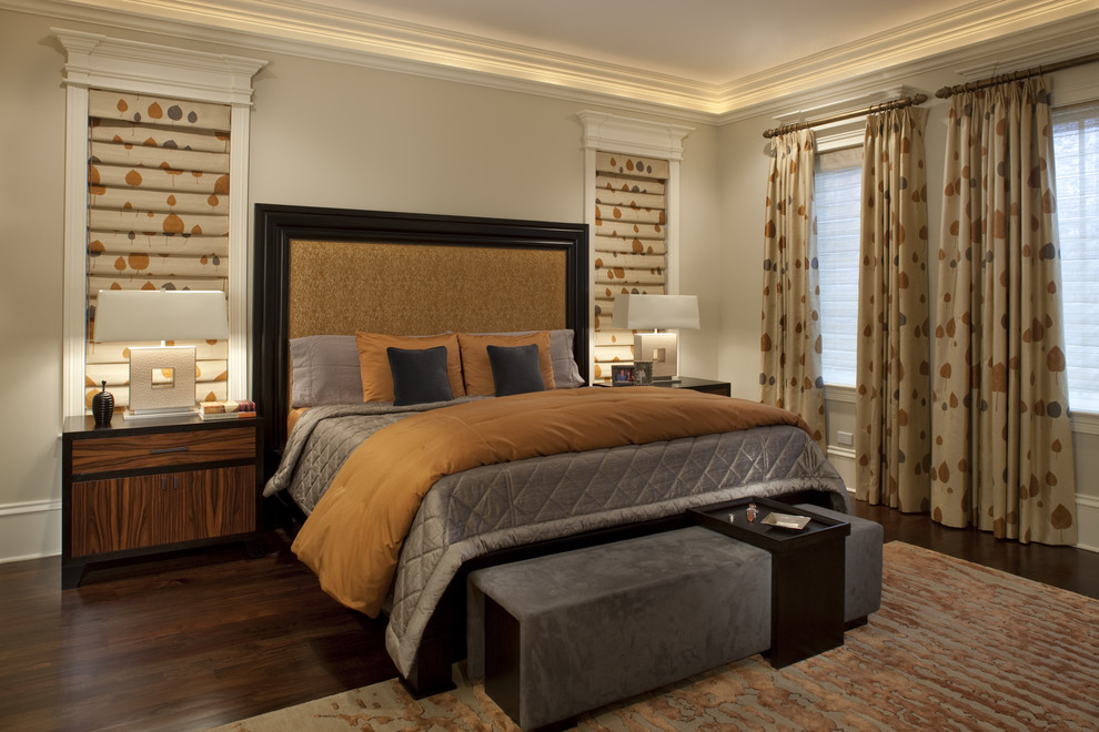 Imagen de dormitorio principal contemporáneo sin chimenea con paredes beige y suelo de madera oscura