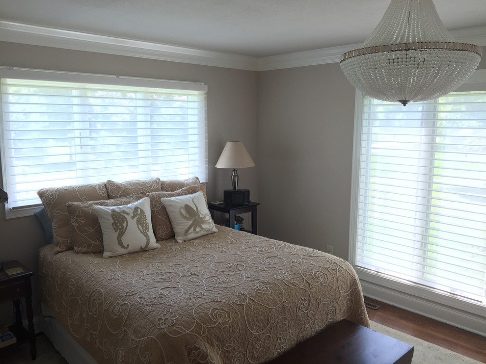 Ejemplo de dormitorio principal clásico renovado de tamaño medio con paredes beige y suelo de madera oscura