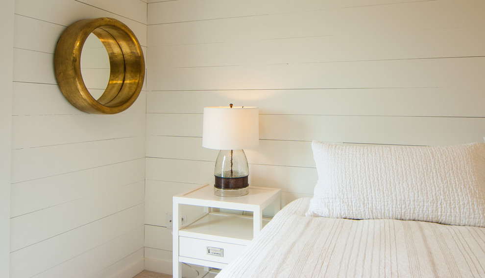 Ispirazione per una piccola camera degli ospiti stile marino con pareti bianche, moquette e pavimento beige