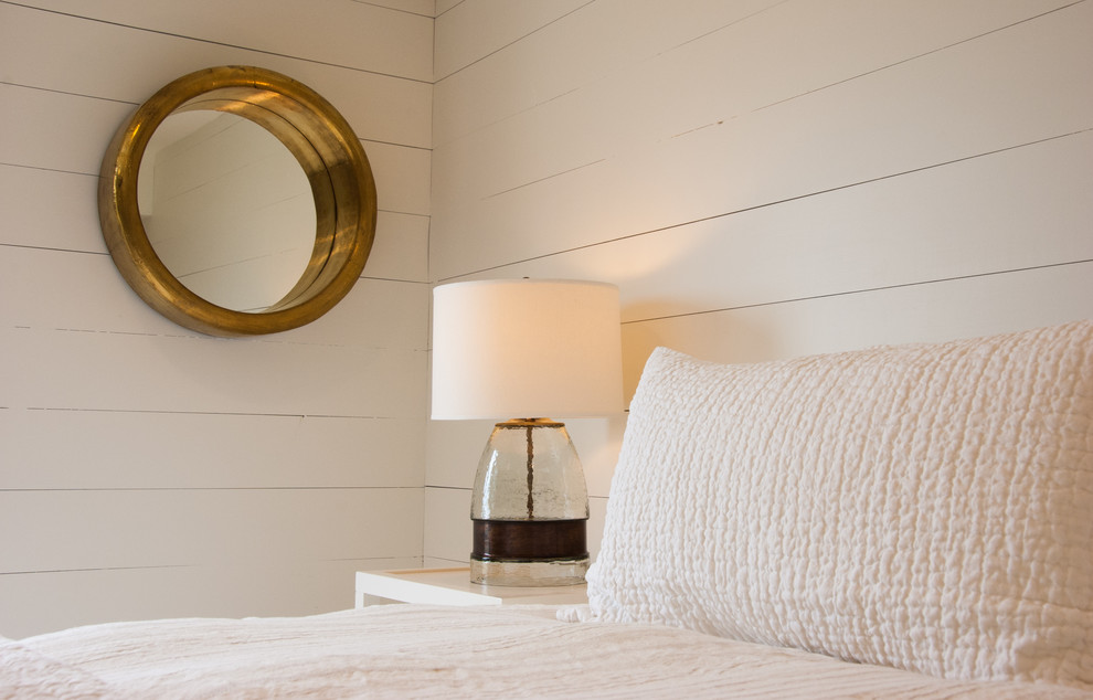 Immagine di una piccola camera degli ospiti stile marinaro con pareti bianche, moquette e pavimento beige