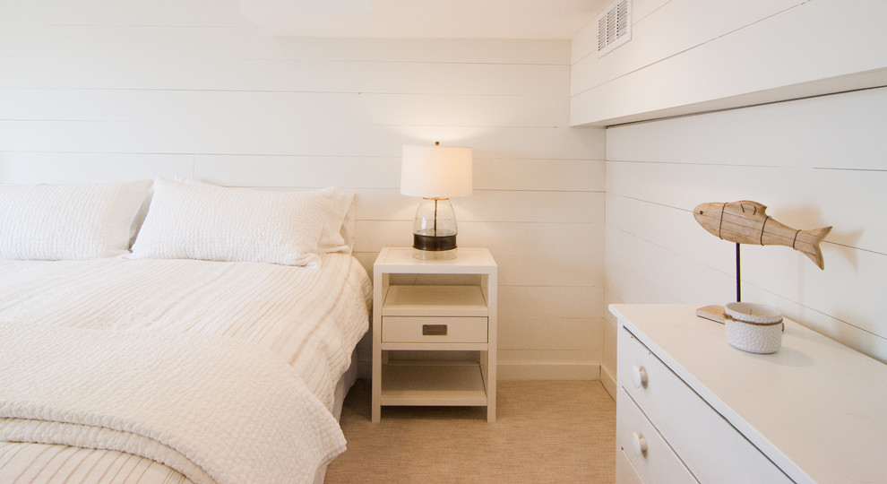 Diseño de habitación de invitados marinera pequeña con paredes blancas, moqueta y suelo beige