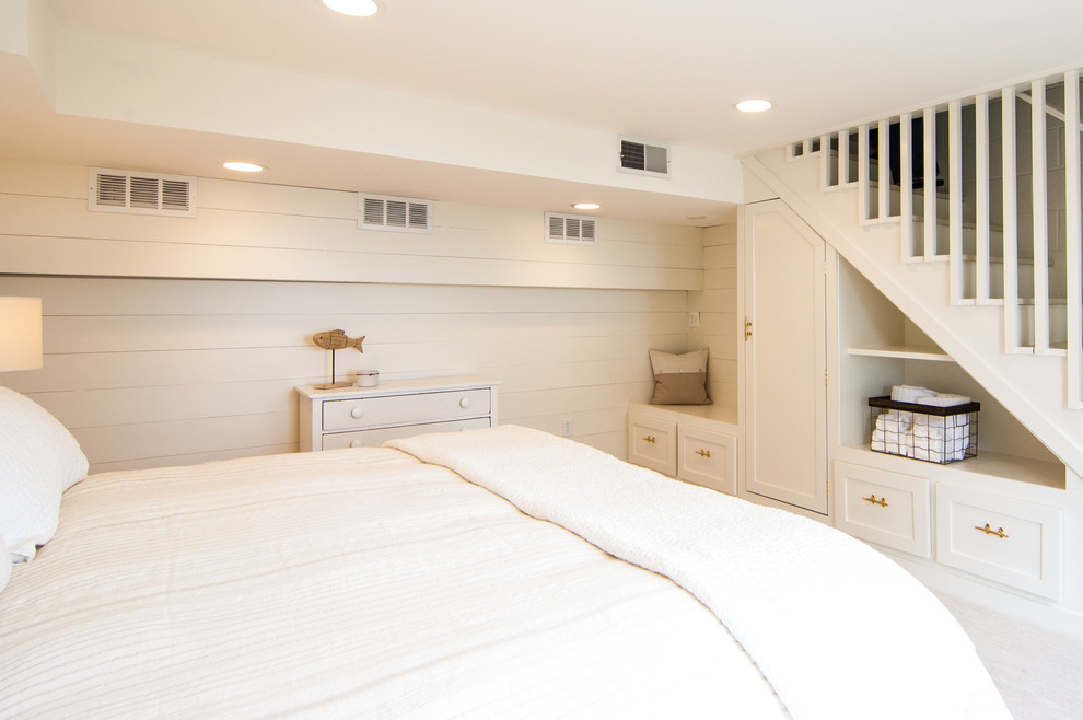 Foto de habitación de invitados marinera pequeña con paredes blancas, moqueta y suelo beige