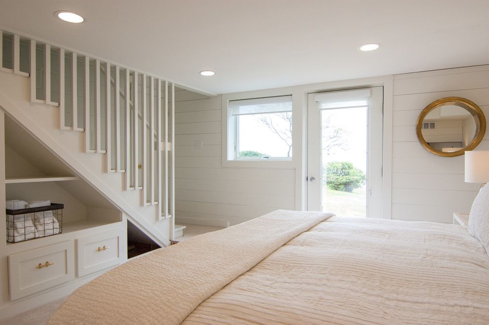 Idée de décoration pour une petite chambre marine avec un mur blanc et un sol beige.
