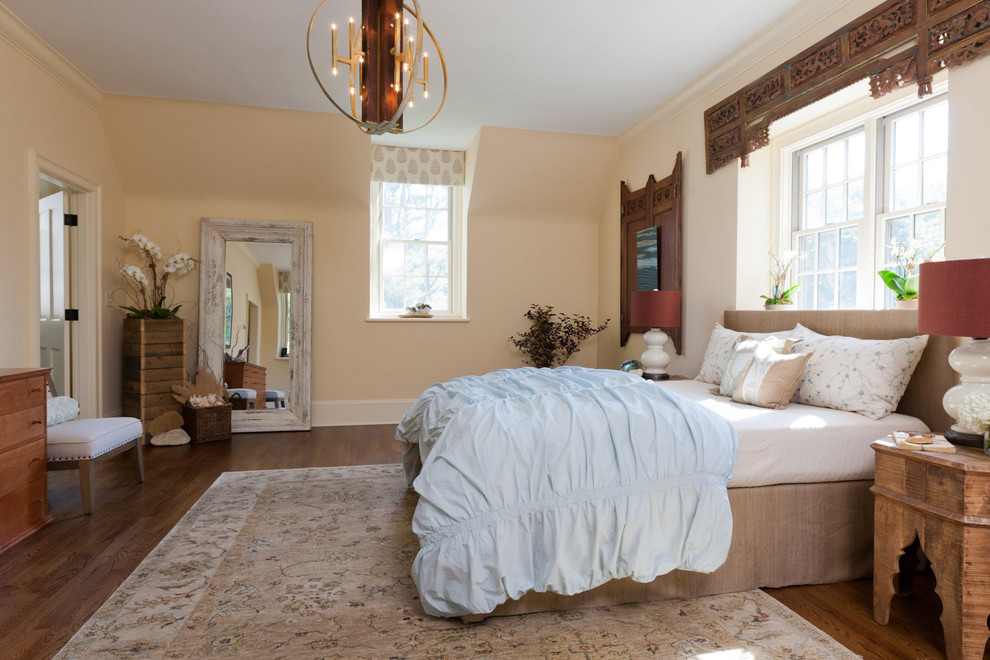 Idee per una camera da letto boho chic con pareti beige, pavimento in legno massello medio e nessun camino
