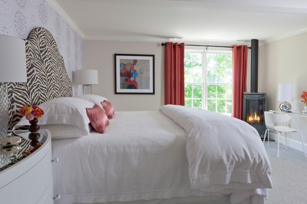 Idéer för ett modernt sovrum, med vita väggar, heltäckningsmatta och en öppen vedspis