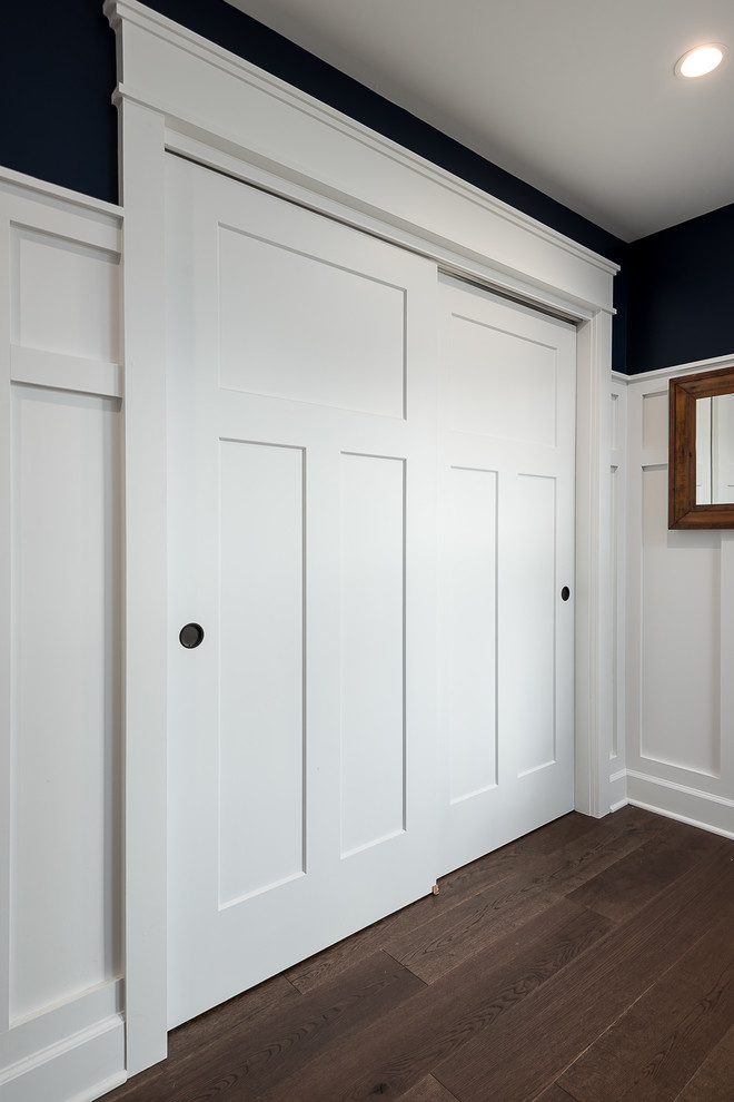 Diseño de habitación de invitados tradicional renovada de tamaño medio con paredes azules, suelo de madera en tonos medios y suelo marrón