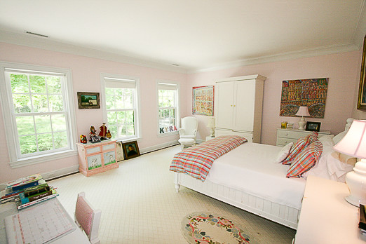 Großes Klassisches Schlafzimmer mit rosa Wandfarbe und dunklem Holzboden in New York