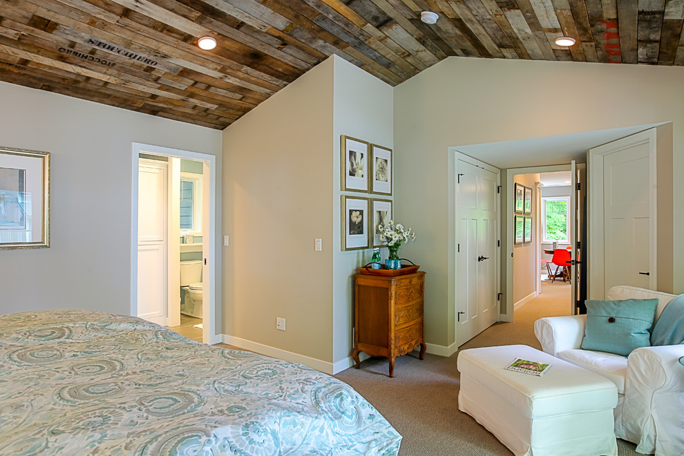 На фото: гостевая спальня среднего размера, (комната для гостей) в стиле кантри с серыми стенами и ковровым покрытием