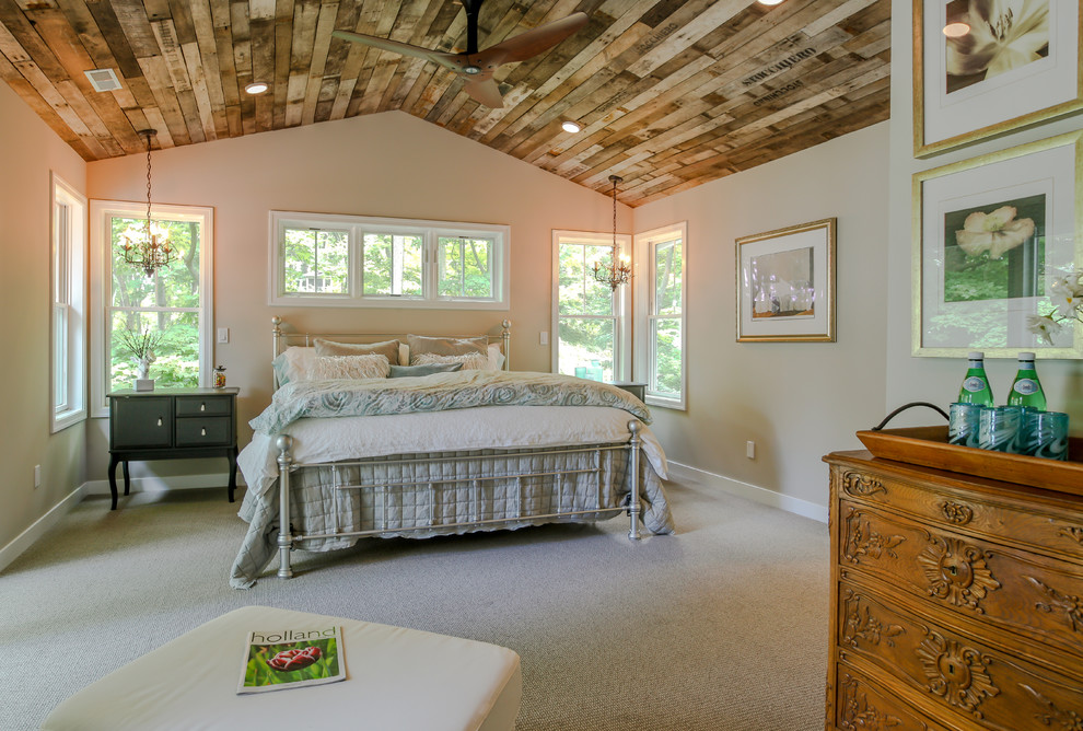 Идея дизайна: гостевая спальня среднего размера, (комната для гостей) в стиле кантри с серыми стенами и ковровым покрытием