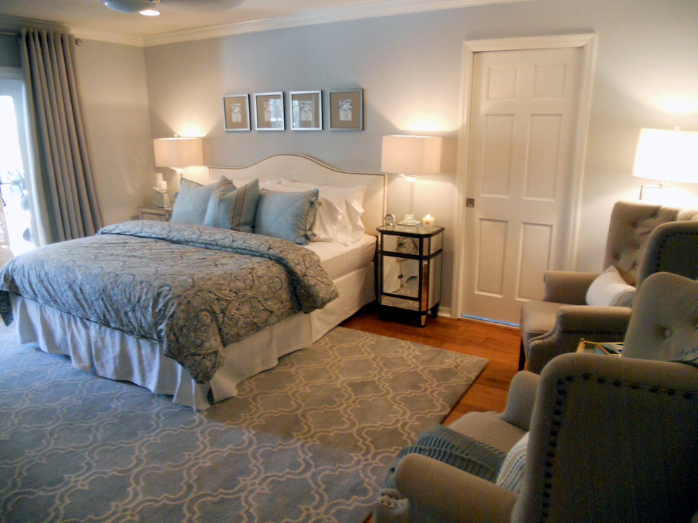 Пример оригинального дизайна: хозяйская спальня среднего размера в стиле неоклассика (современная классика) с синими стенами и паркетным полом среднего тона без камина