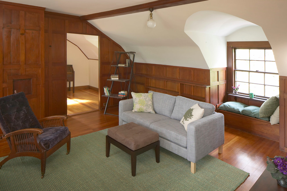 Idee per una camera degli ospiti stile americano di medie dimensioni con pareti marroni e pavimento in legno massello medio