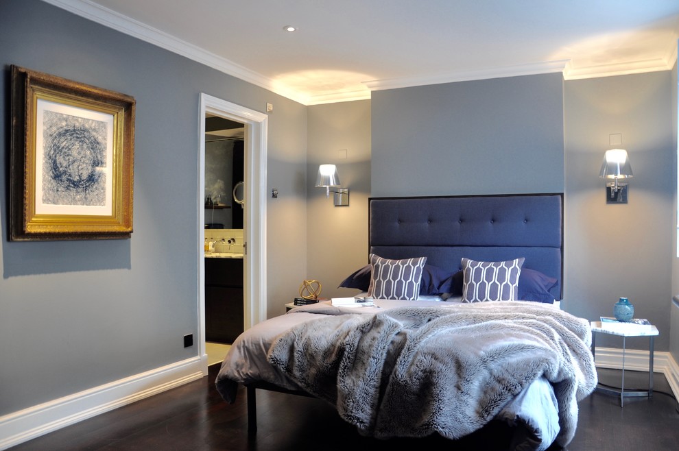 Свежая идея для дизайна: хозяйская спальня в современном стиле с серыми стенами и темным паркетным полом - отличное фото интерьера