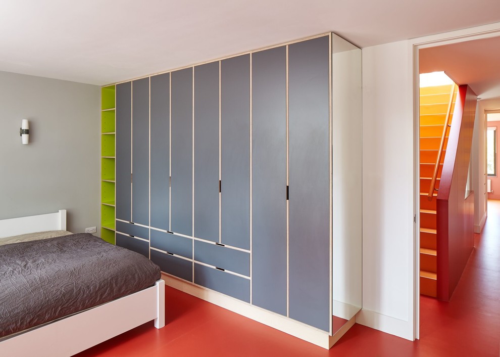 На фото: спальня среднего размера в современном стиле с серыми стенами