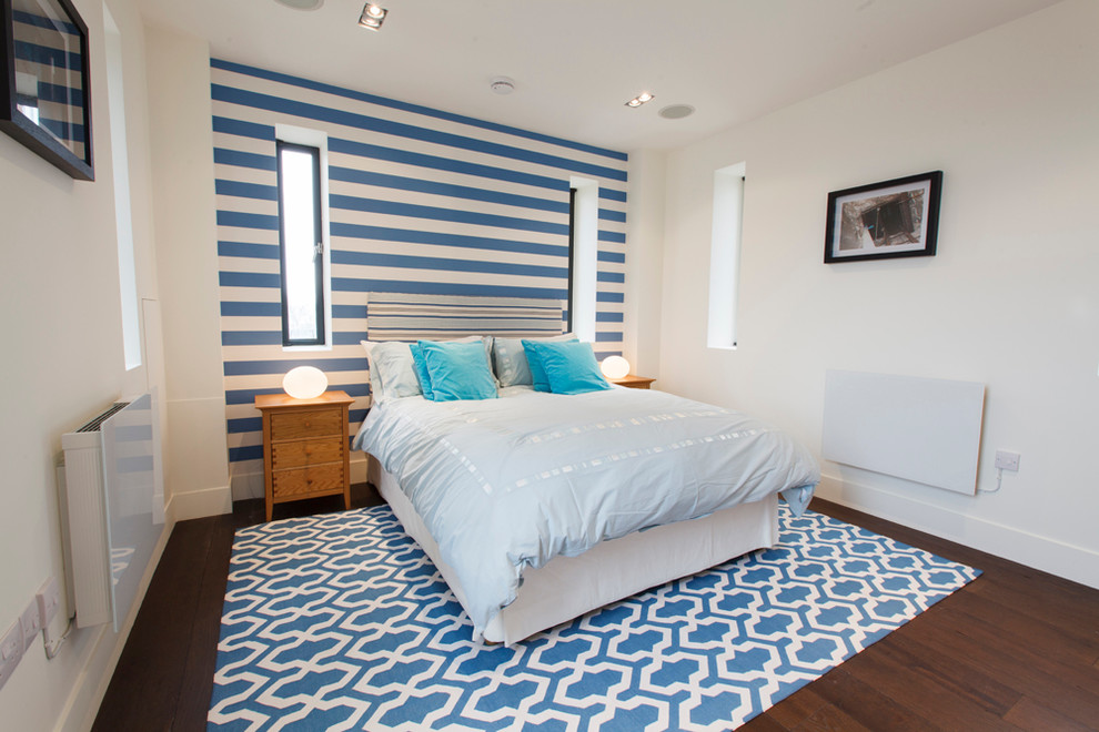 ロンドンにあるコンテンポラリースタイルのおしゃれな寝室 (白い壁、濃色無垢フローリング、アクセントウォール)