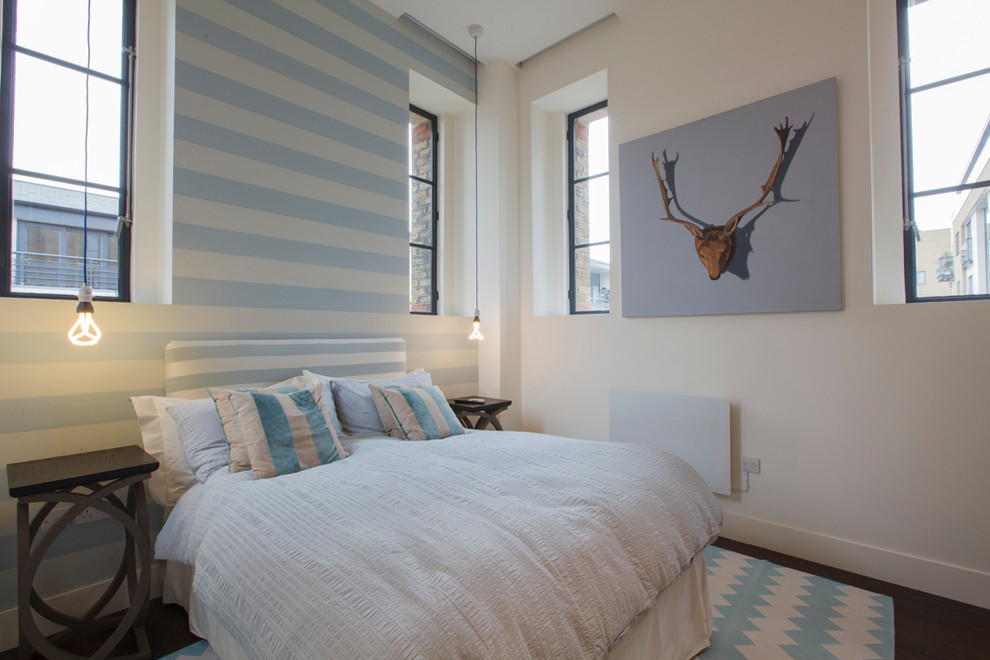 ロンドンにあるコンテンポラリースタイルのおしゃれな寝室 (白い壁) のインテリア