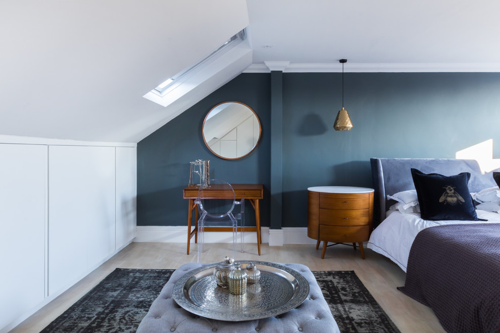Свежая идея для дизайна: спальня на мансарде в стиле неоклассика (современная классика) с синими стенами и светлым паркетным полом - отличное фото интерьера