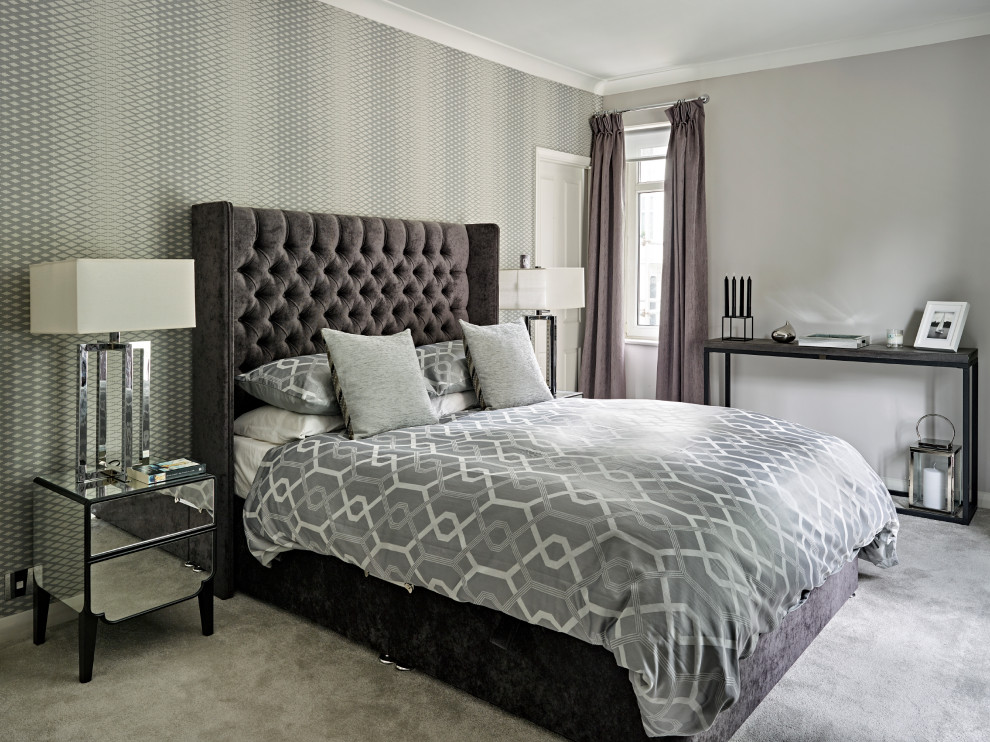 Kleines Modernes Hauptschlafzimmer mit grauer Wandfarbe, Teppichboden und grauem Boden in London