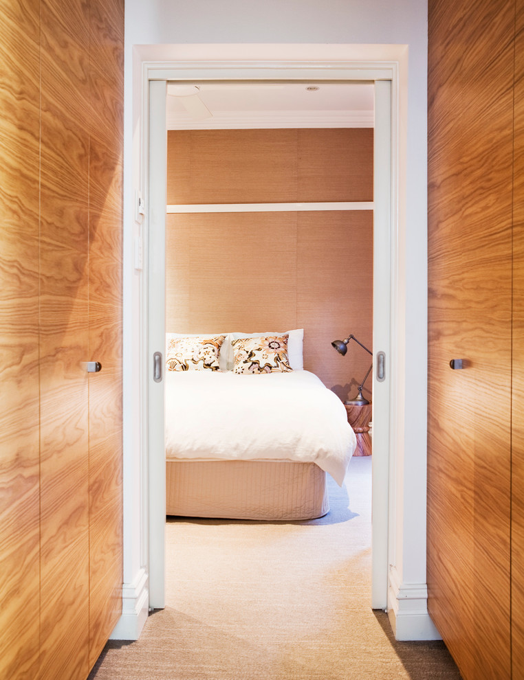 На фото: спальня в современном стиле с ковровым покрытием