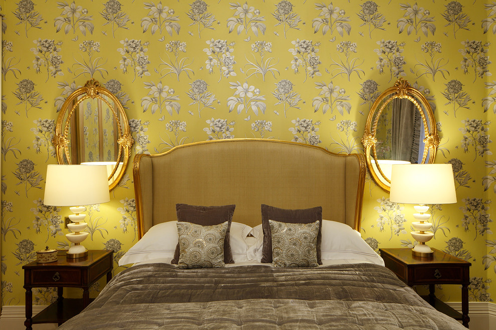 Стильный дизайн: хозяйская спальня в классическом стиле с разноцветными стенами - последний тренд