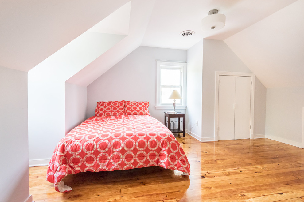 Пример оригинального дизайна: гостевая спальня среднего размера, (комната для гостей) на мансарде в современном стиле с серыми стенами и светлым паркетным полом