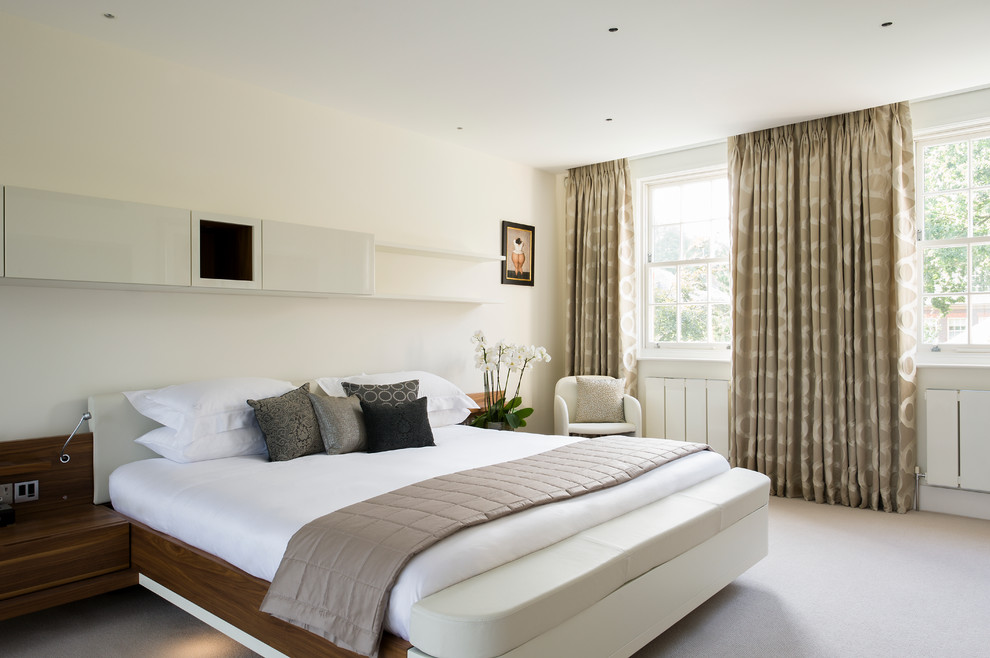 ロンドンにあるコンテンポラリースタイルのおしゃれな寝室 (白い壁、カーペット敷き)